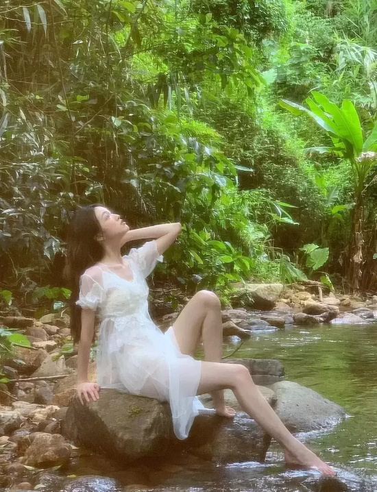 张琳苑林间小溪写真，半透明长裙若隐若现大美腿