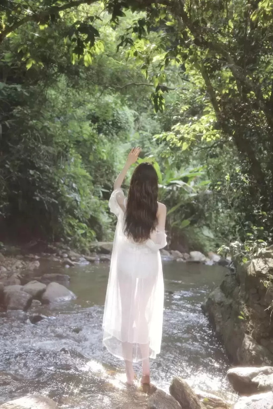 张琳苑林间小溪写真，半透明长裙若隐若现大美腿