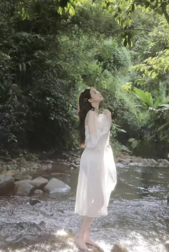 张琳苑林间小溪写真，半透明长裙若隐若现大美腿