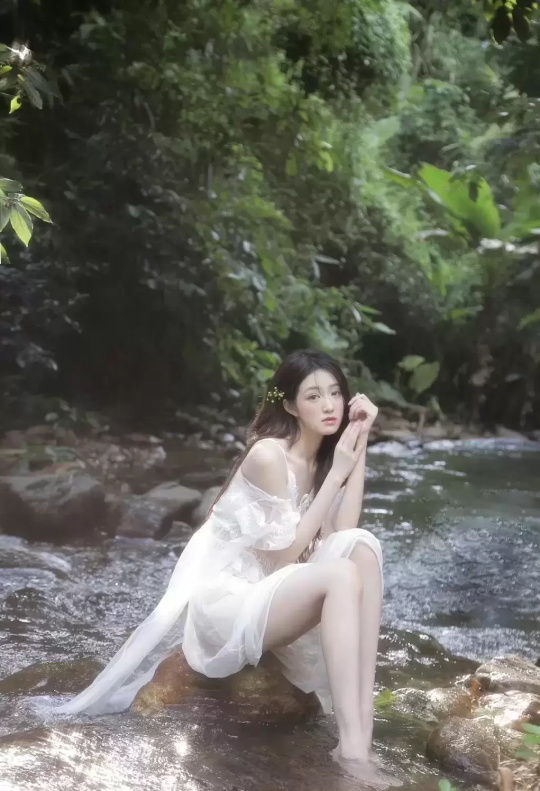 张琳苑林间小溪写真，半透明长裙若隐若现大美腿