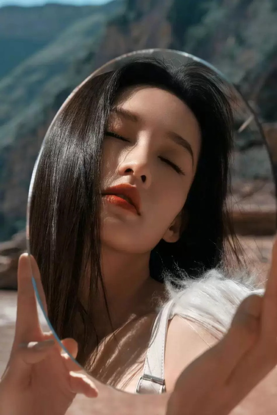 李沁吊带红裙写真，衬得雪肤玉貌美得让人窒息