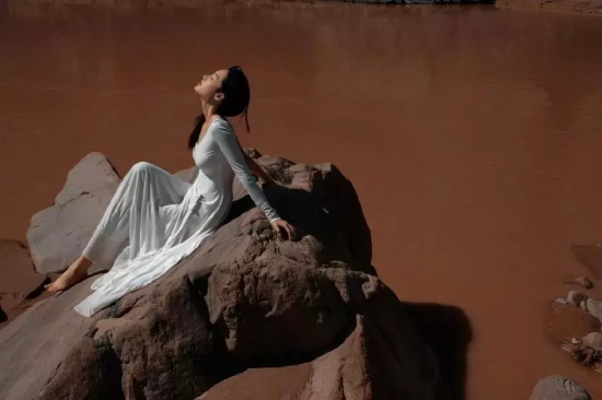 李沁吊带红裙写真，衬得雪肤玉貌美得让人窒息