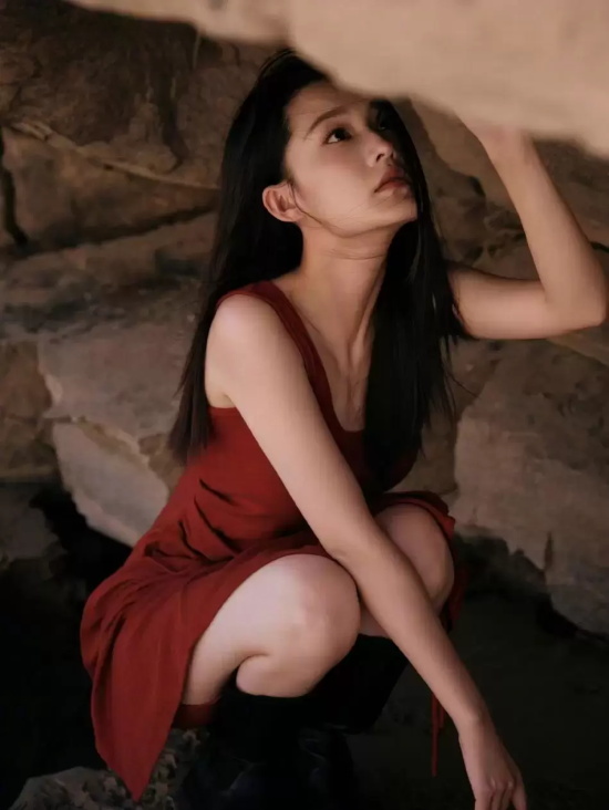 李沁吊带红裙写真，衬得雪肤玉貌美得让人窒息