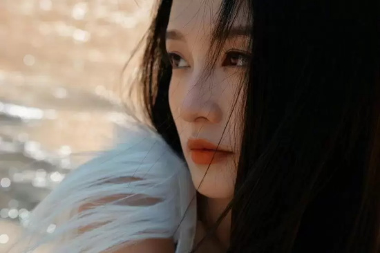 李沁吊带红裙写真，衬得雪肤玉貌美得让人窒息