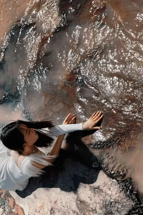 李沁吊带红裙写真，衬得雪肤玉貌美得让人窒息