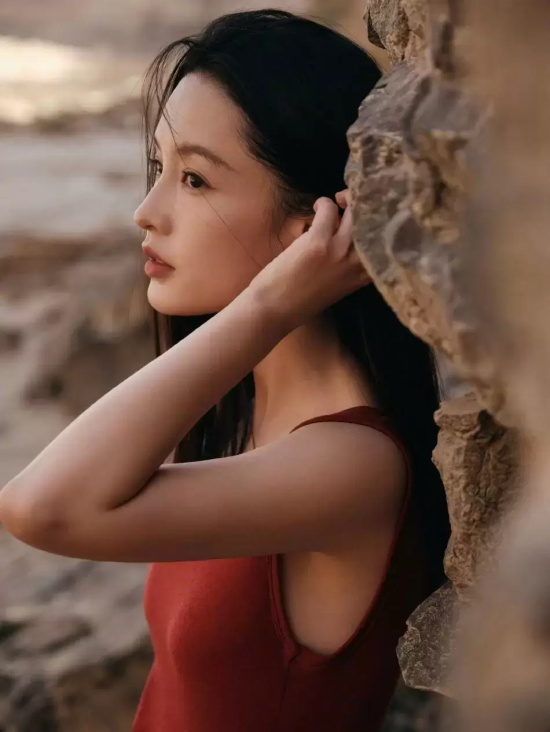 李沁吊带红裙写真，衬得雪肤玉貌美得让人窒息