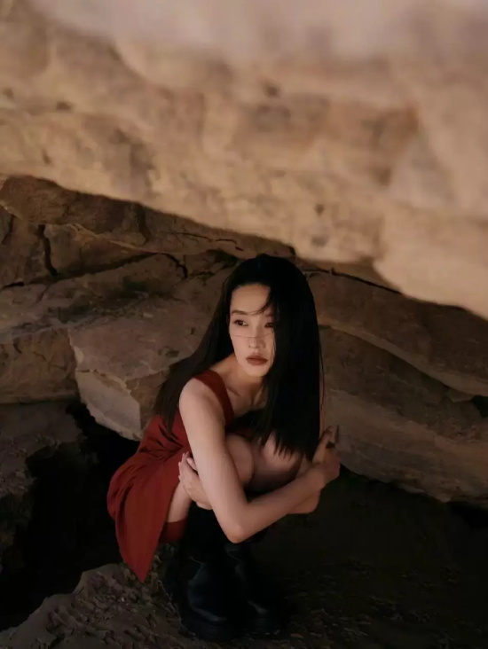 李沁吊带红裙写真，衬得雪肤玉貌美得让人窒息