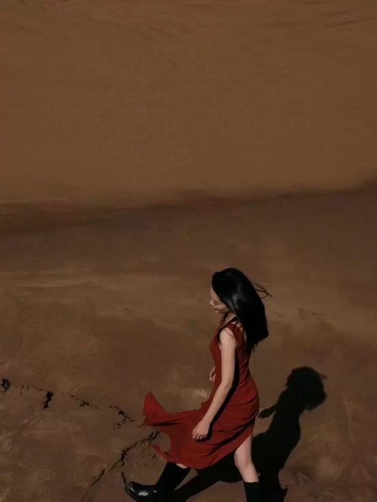 李沁吊带红裙写真，衬得雪肤玉貌美得让人窒息