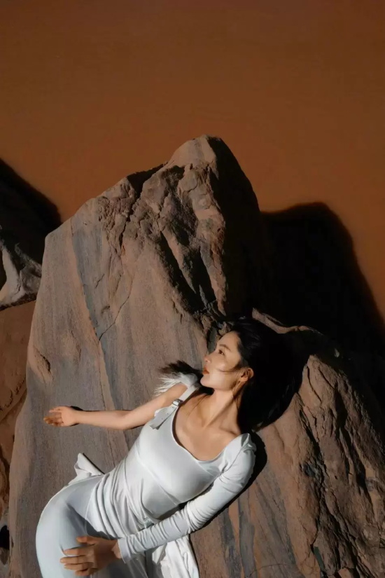 李沁吊带红裙写真，衬得雪肤玉貌美得让人窒息