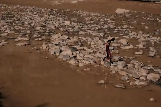 李沁吊带红裙写真，衬得雪肤玉貌美得让人窒息