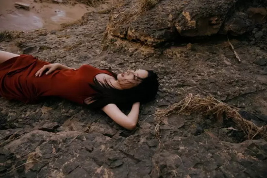 李沁吊带红裙写真，衬得雪肤玉貌美得让人窒息