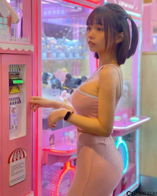 娃娃机店见窈窕正妹「Diorwynn玮儿」，粉色曲线让粉丝超想夹！