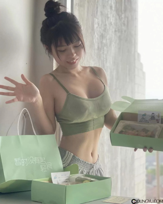 娃娃机店见窈窕正妹「Diorwynn玮儿」，粉色曲线让粉丝超想夹！