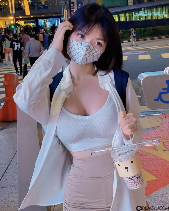 娃娃机店见窈窕正妹「Diorwynn玮儿」，粉色曲线让粉丝超想夹！