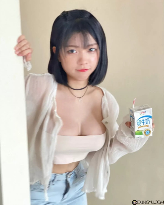 娃娃机店见窈窕正妹「Diorwynn玮儿」，粉色曲线让粉丝超想夹！