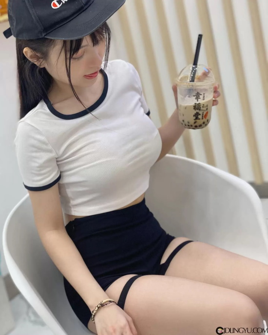 娃娃机店见窈窕正妹「Diorwynn玮儿」，粉色曲线让粉丝超想夹！