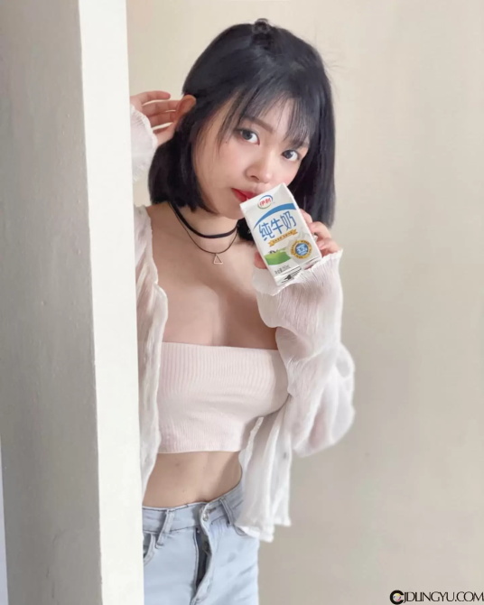 娃娃机店见窈窕正妹「Diorwynn玮儿」，粉色曲线让粉丝超想夹！