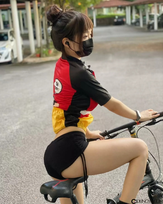 娃娃机店见窈窕正妹「Diorwynn玮儿」，粉色曲线让粉丝超想夹！