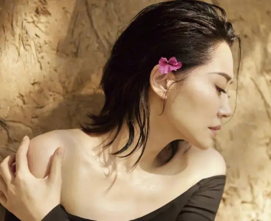 许晴穿吊带开衩裙大露长腿的高清写真