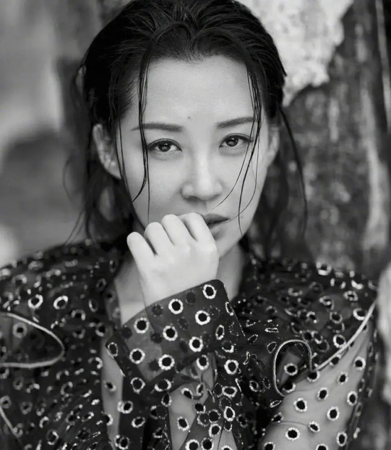 许晴穿吊带开衩裙大露长腿的高清写真