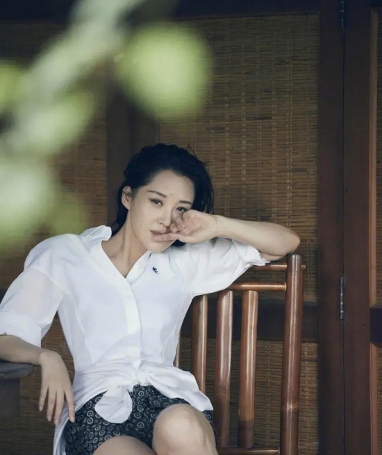 许晴穿吊带开衩裙大露长腿的高清写真