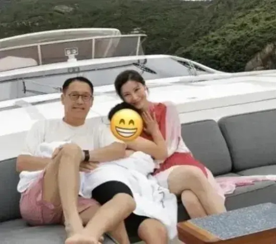 李嘉欣晒与儿子亲吻照引争议,“最美港姐”李嘉欣并非浪得虚名