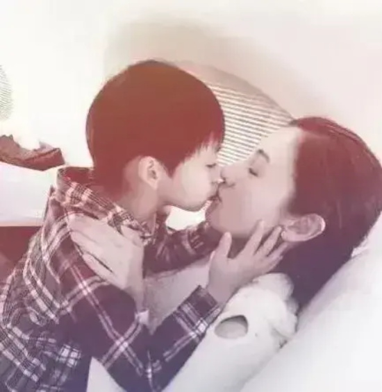 李嘉欣晒与儿子亲吻照引争议,“最美港姐”李嘉欣并非浪得虚名