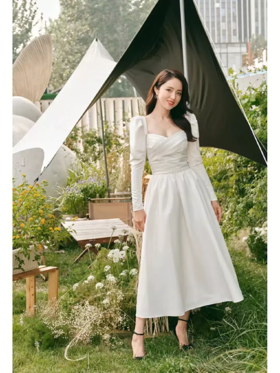 气质女神董璇唯美写真，身穿白色连衣裙优雅高贵