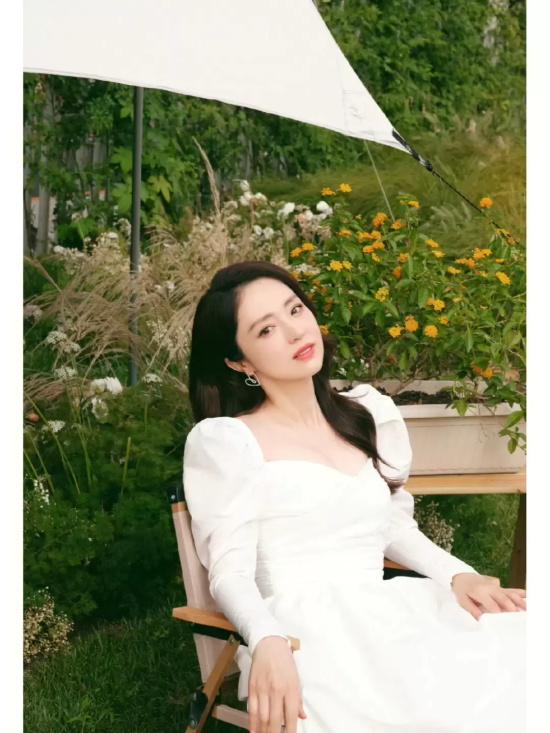 气质女神董璇唯美写真，身穿白色连衣裙优雅高贵