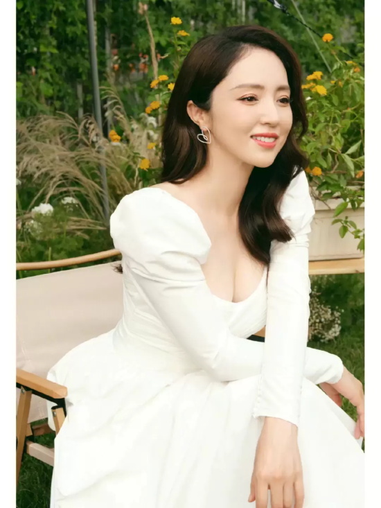 气质女神董璇唯美写真，身穿白色连衣裙优雅高贵