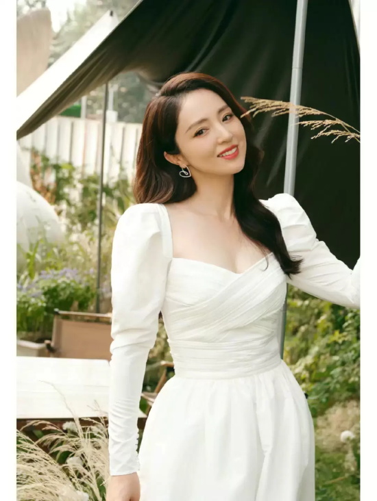 气质女神董璇唯美写真，身穿白色连衣裙优雅高贵