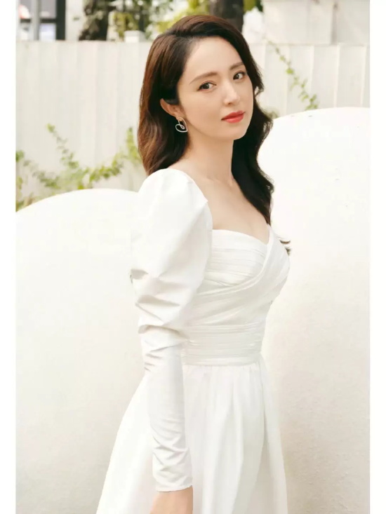 气质女神董璇唯美写真,身穿白色连衣裙优雅高贵