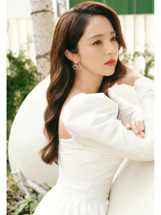气质女神董璇唯美写真，身穿白色连衣裙优雅高贵