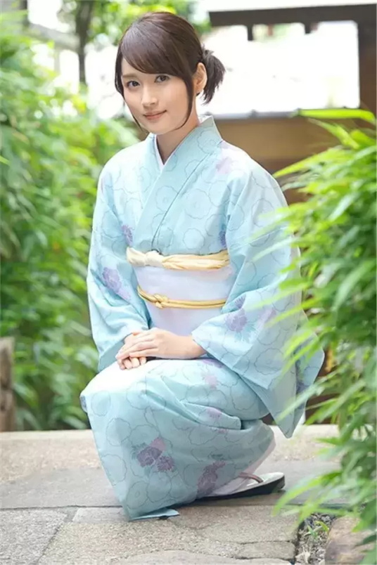 低调的女演员上原瑞穂写真分享，业界最美OL！