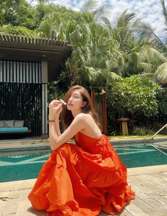 内娱海归硕士女星：江疏影吊带红裙高清写真