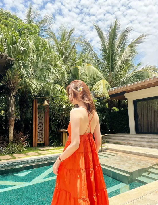 内娱海归硕士女星：江疏影吊带红裙高清写真