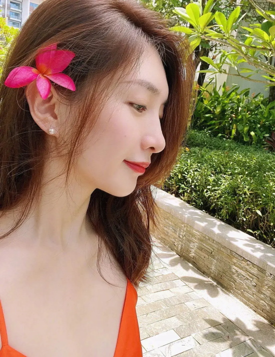 内娱海归硕士女星：江疏影吊带红裙高清写真