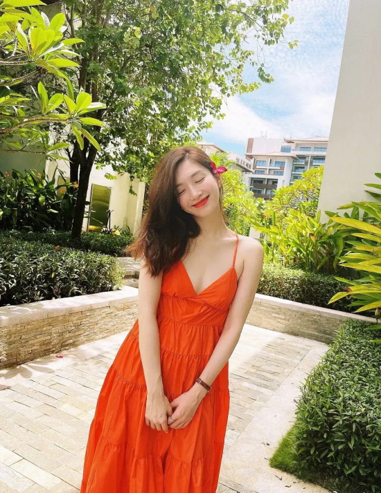 内娱海归硕士女星：江疏影吊带红裙高清写真