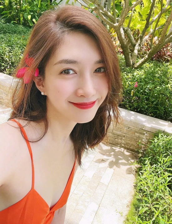 内娱海归硕士女星：江疏影吊带红裙高清写真