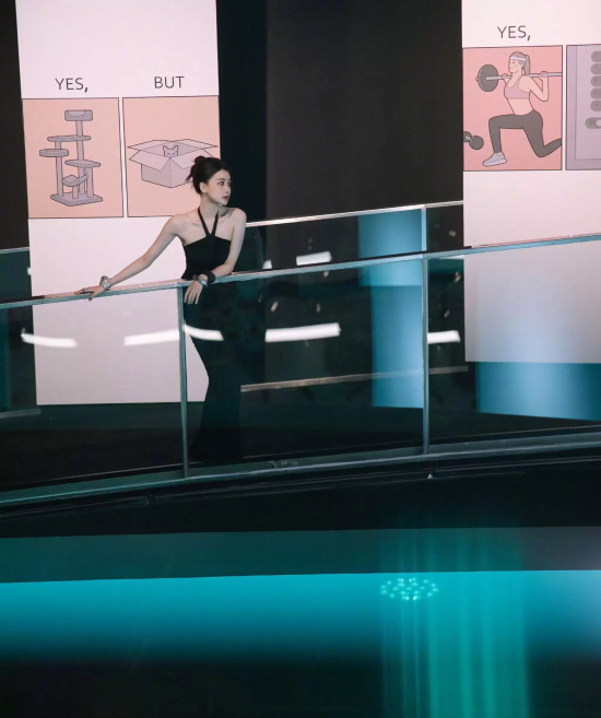 董子健前妻孙怡参观展览，身穿黑色裹胸露背长裙太迷人