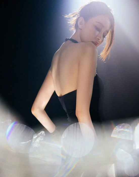 董子健前妻孙怡参观展览，身穿黑色裹胸露背长裙太迷人