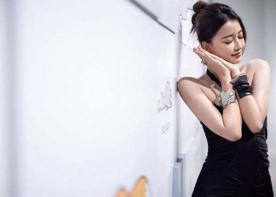 董子健前妻孙怡参观展览，身穿黑色裹胸露背长裙太迷人