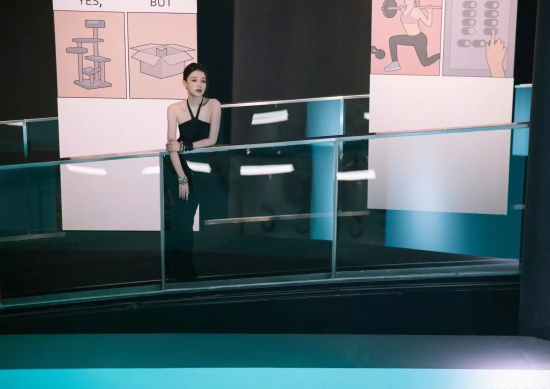 董子健前妻孙怡参观展览，身穿黑色裹胸露背长裙太迷人