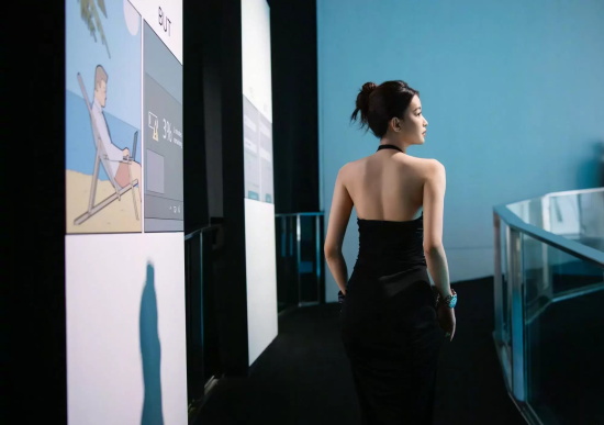 董子健前妻孙怡参观展览，身穿黑色裹胸露背长裙太迷人