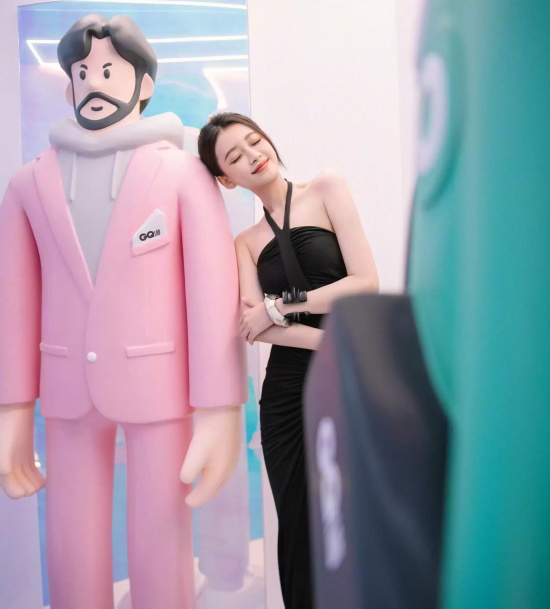 董子健前妻孙怡参观展览，身穿黑色裹胸露背长裙太迷人