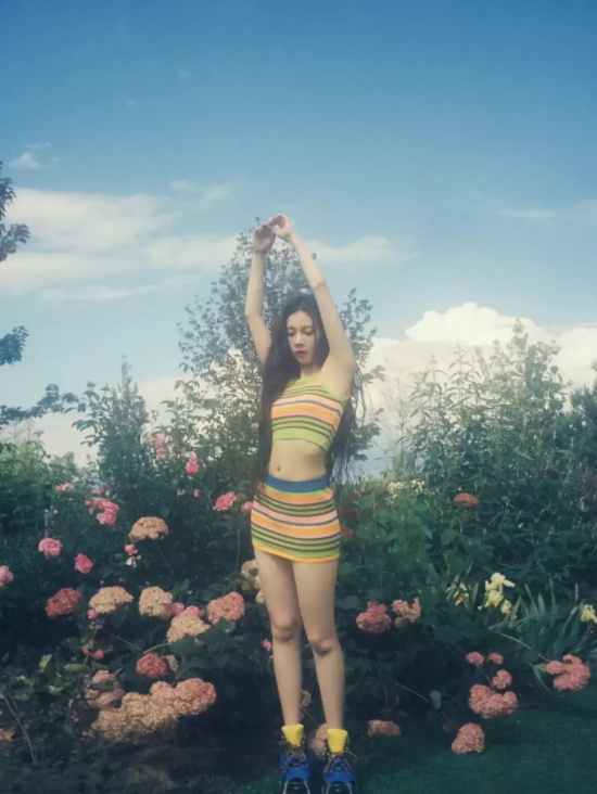 宋妍霏花丛油画风写真，一身彩虹条纹大秀小蛮腰