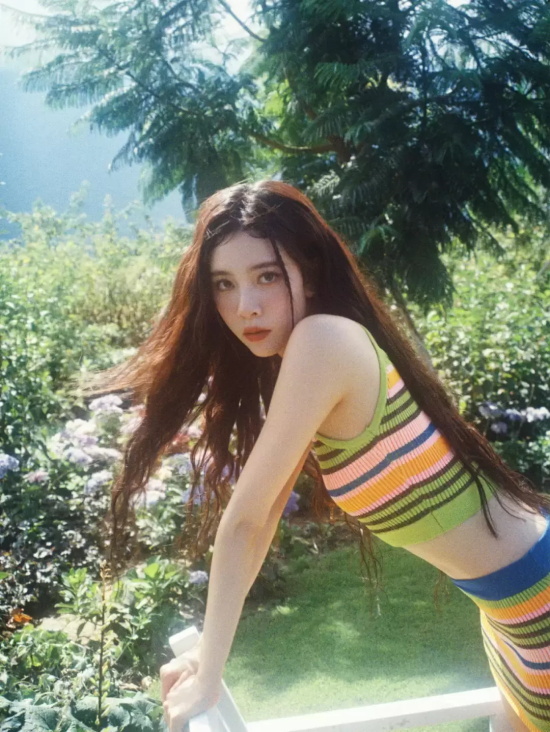 宋妍霏花丛油画风写真，一身彩虹条纹大秀小蛮腰