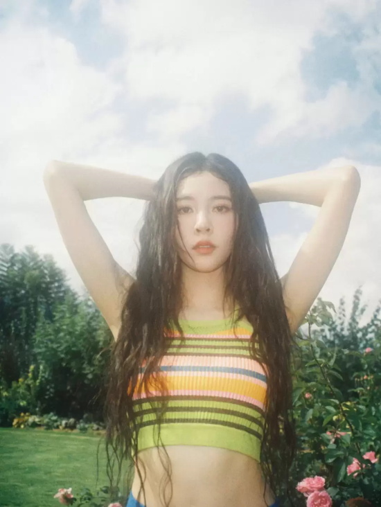 宋妍霏花丛油画风写真，一身彩虹条纹大秀小蛮腰