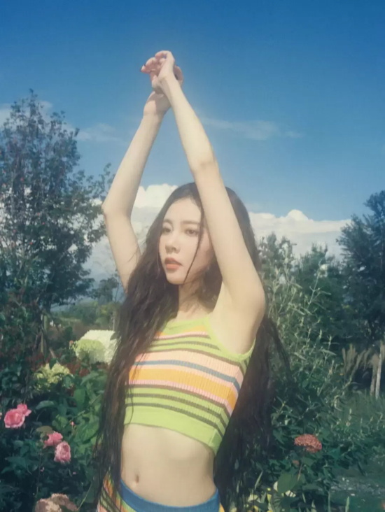 宋妍霏花丛油画风写真，一身彩虹条纹大秀小蛮腰