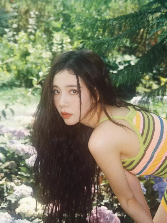 宋妍霏花丛油画风写真，一身彩虹条纹大秀小蛮腰